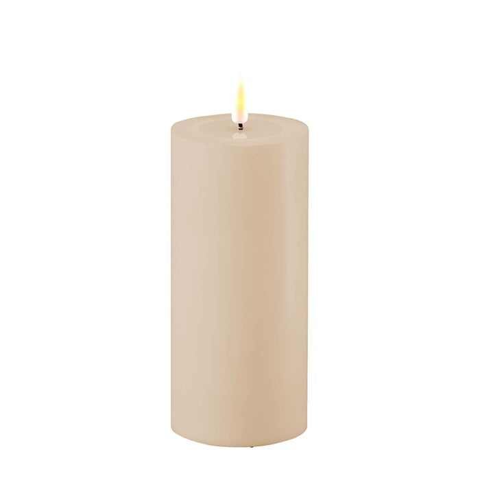 DELUXE Homeart - LED Stumpenkerze für Außen, staubiges sand, 7,5*15cm