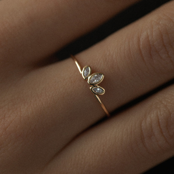 timi of Sweden - Leah, Lotus Kristall Ring, weiß
